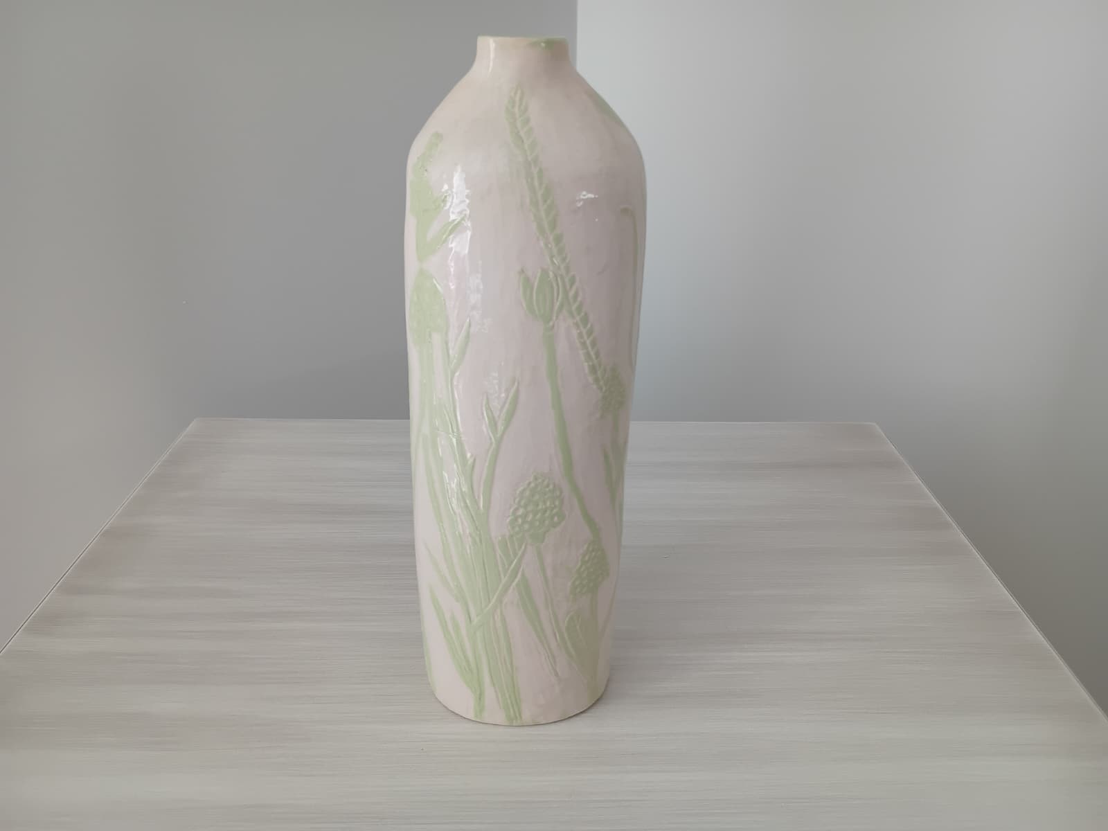 Bahar Sabahı: Kabartma (Rölyef) Bitki Desenli Uzun Vazo